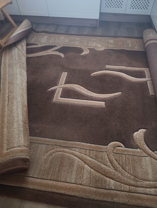 Dywan brązowy duży, gruby.