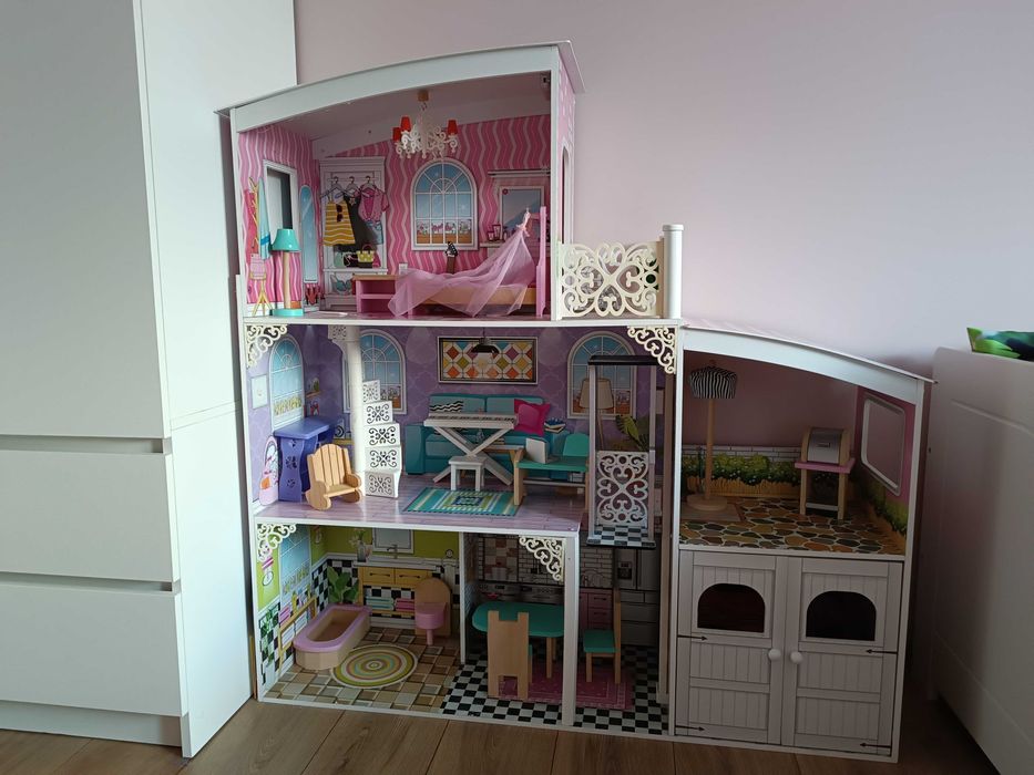Drewniany domek dla lalek