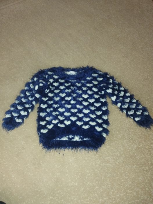 Sweterek dziewczęcy rozmiar 104 nowy bez metki