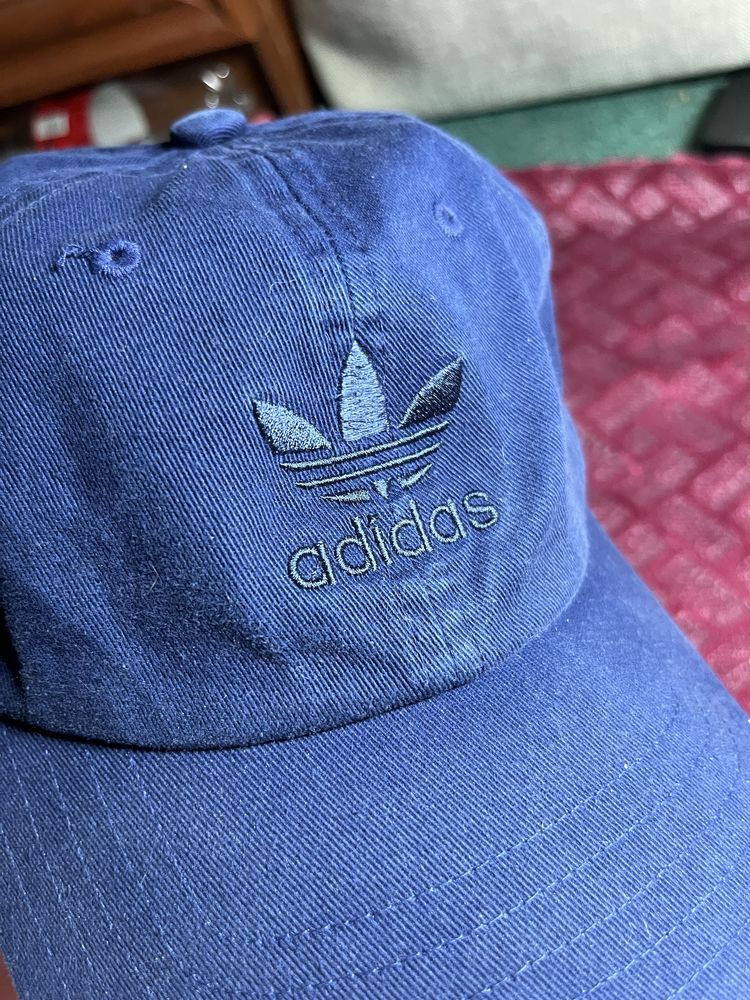Кепка від Adidas.