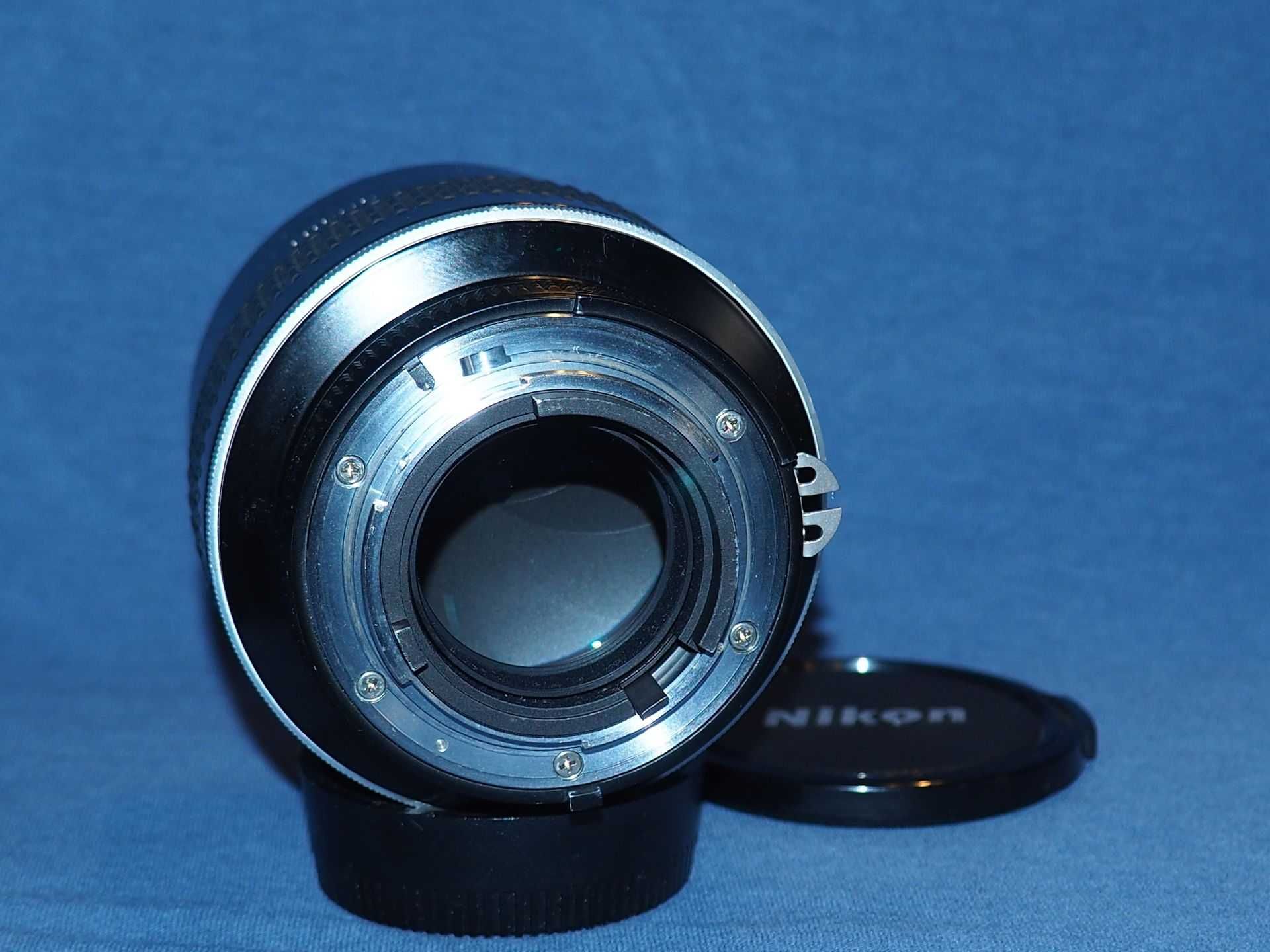 Obiektyw Nikon Nikkor 105mm f1.8 AI-S.