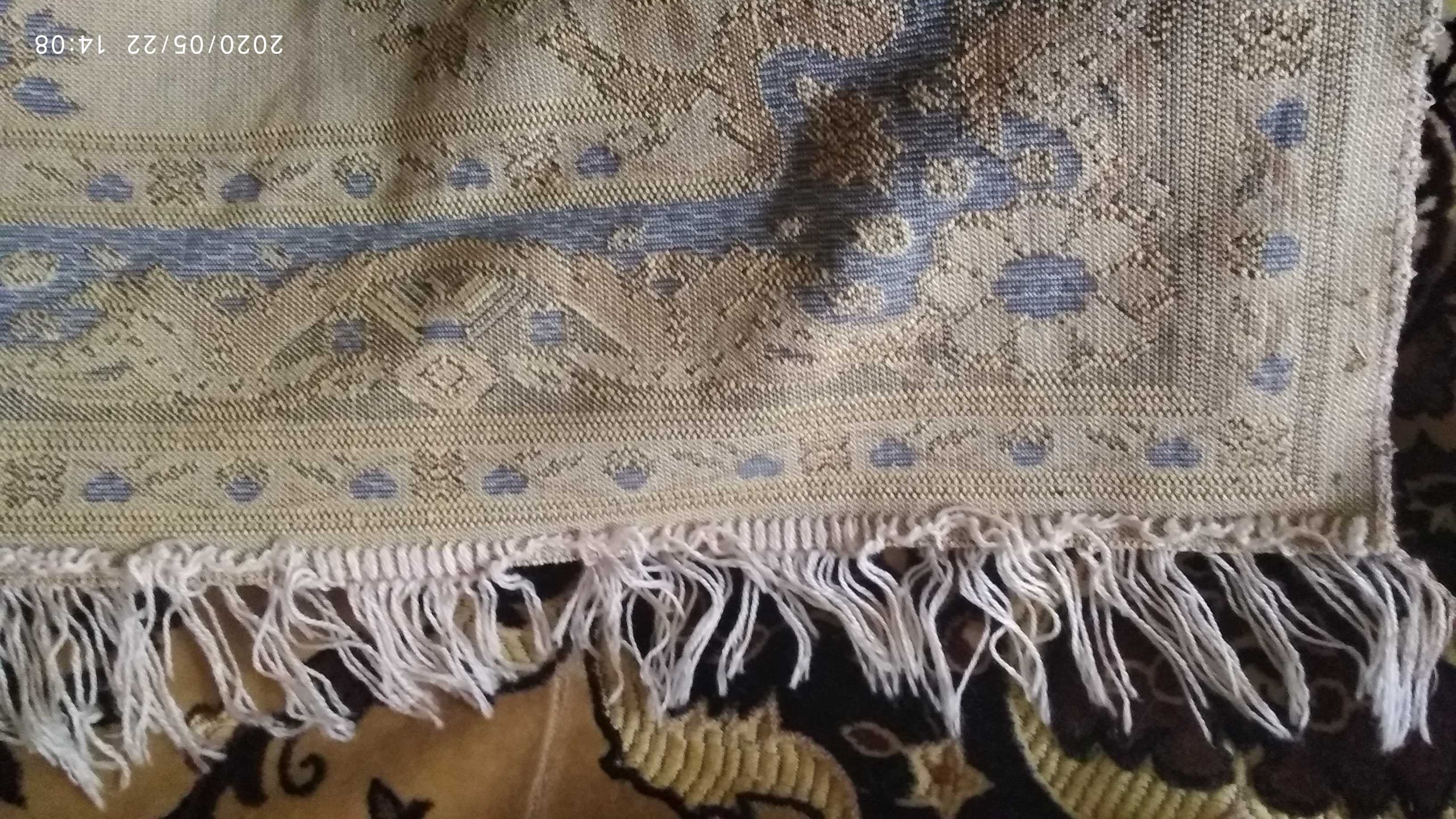 Продам одеяло, комплект постельного белья и велюровое покрывало.