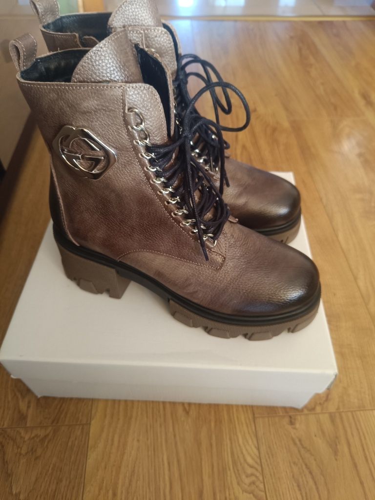 Buty na koturnie