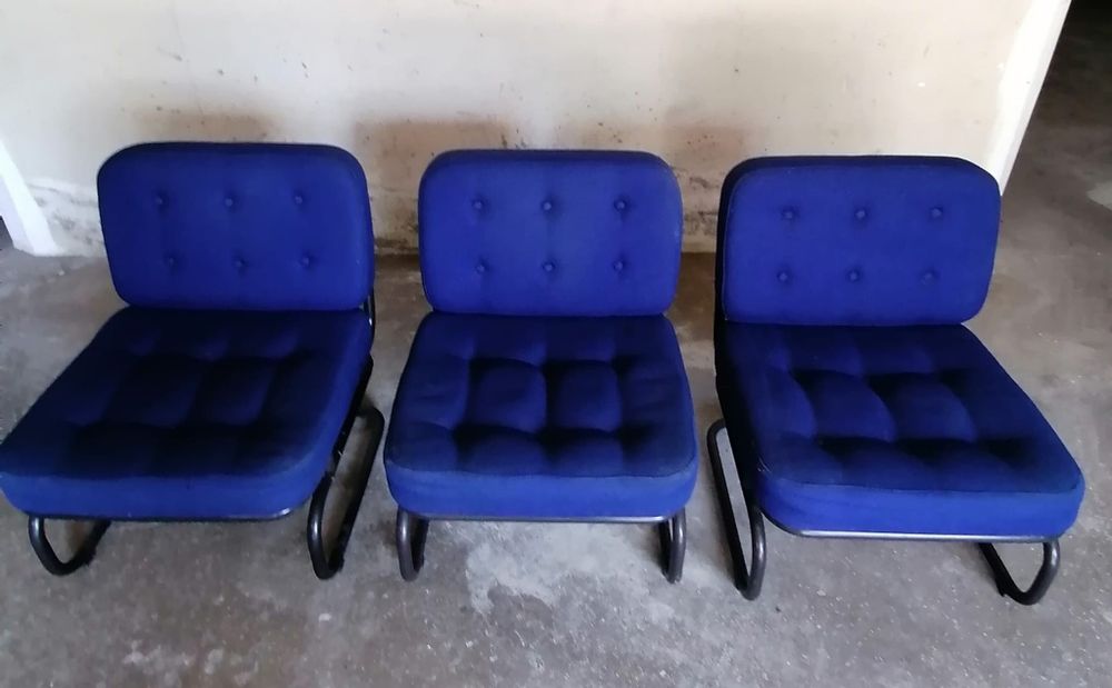 3 cadeirões e mesa de centro