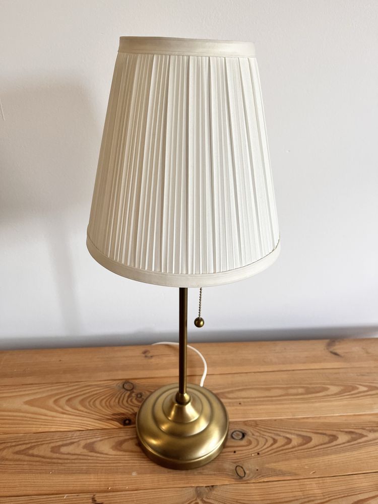 Ikea ARSTID – lampka stołowa z abażurem kremowym