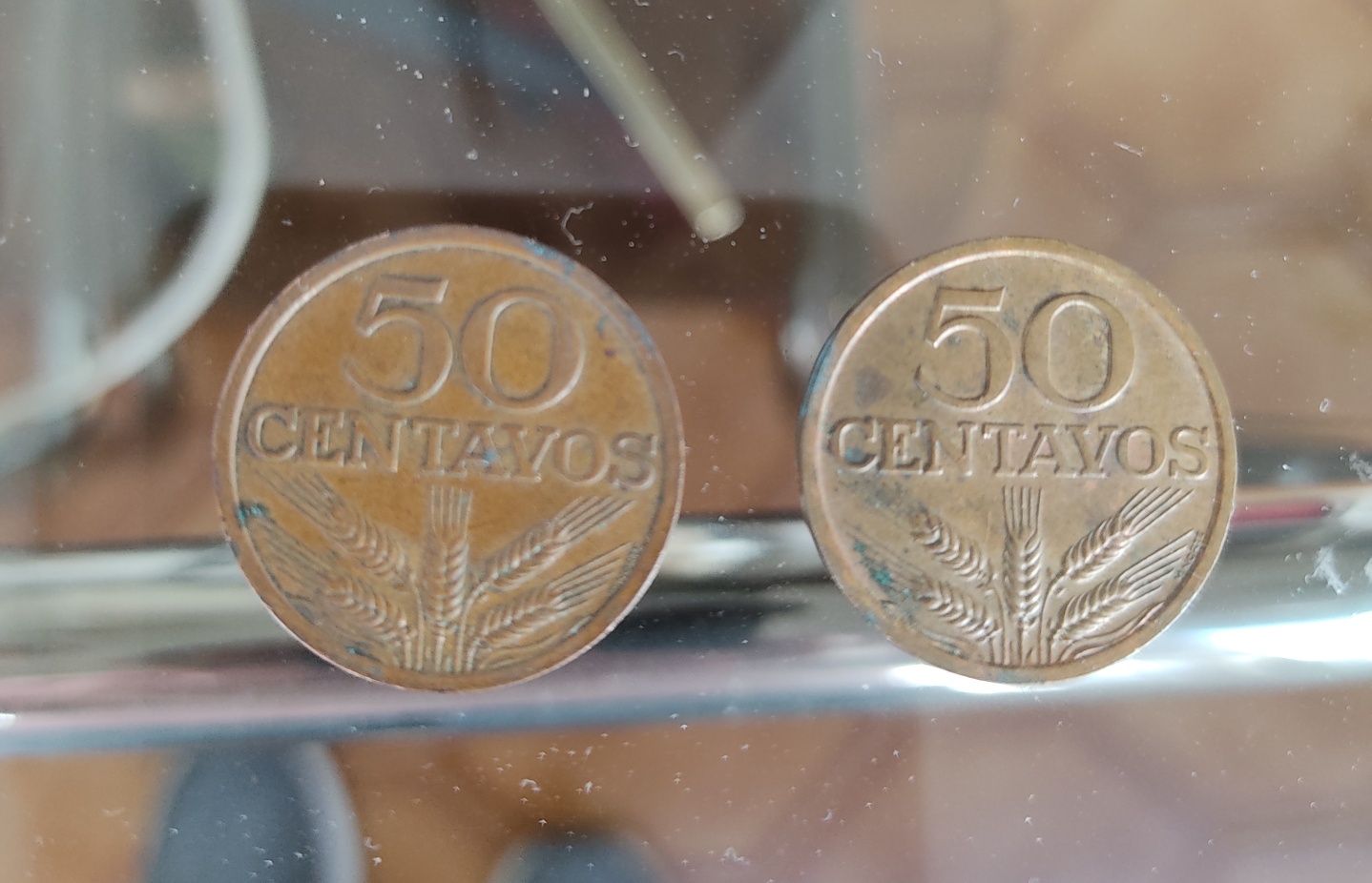 Vendo várias moedas de 50 centavos e 1 escudo