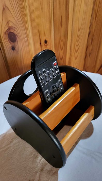 Ładny stabilny drewniany stojak na piloty telewizyjne