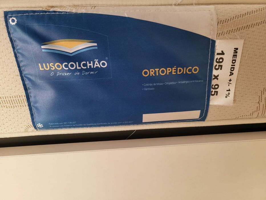 Cama solteiro com arrumação