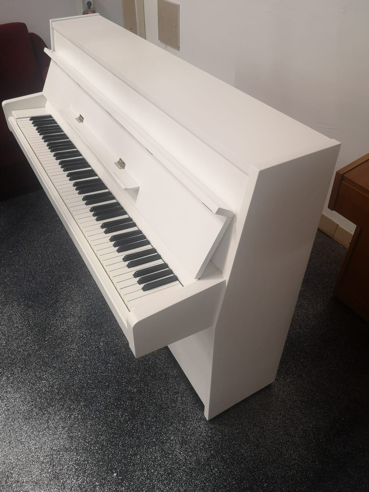 Pianino Yamaha, białe.