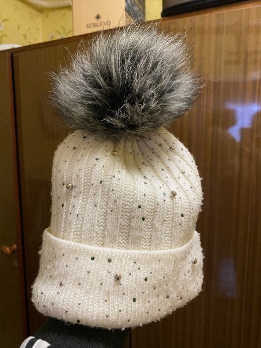 Шапка с камушками