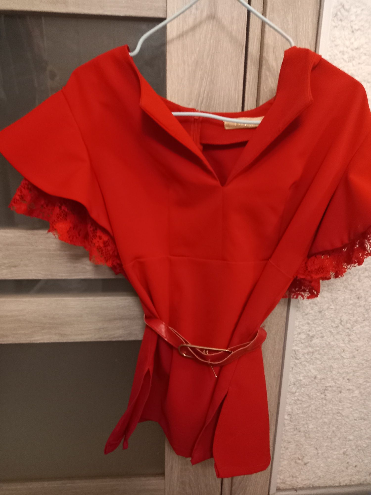 Червона,приталена блуза з коротким рукавом