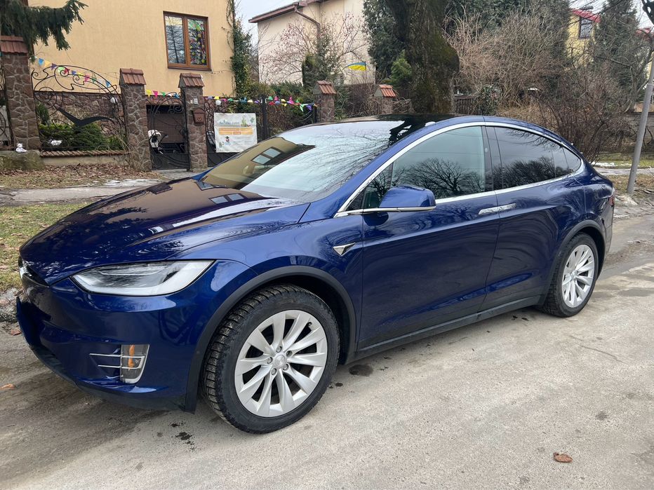 Прокат, оренда Tesla Model X.