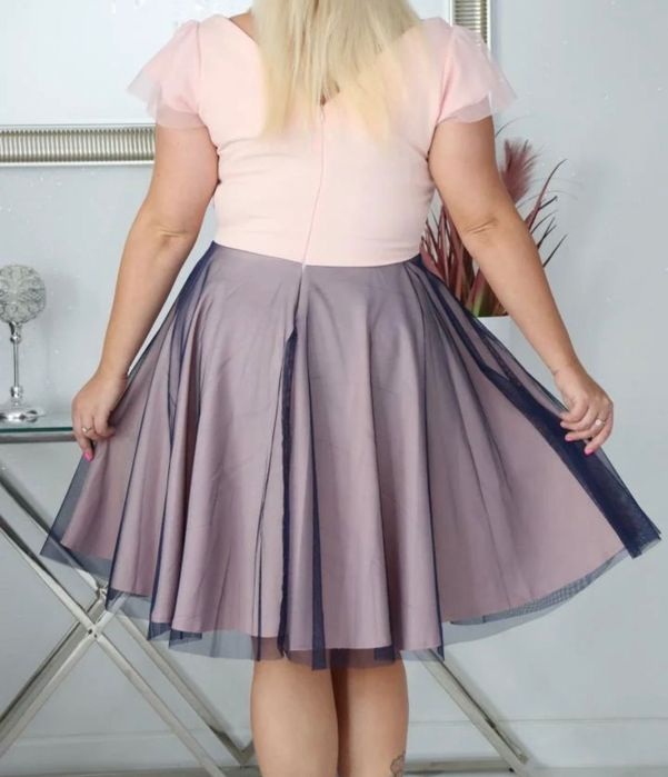 Sukienka pudrowy róż z tiulem plus size