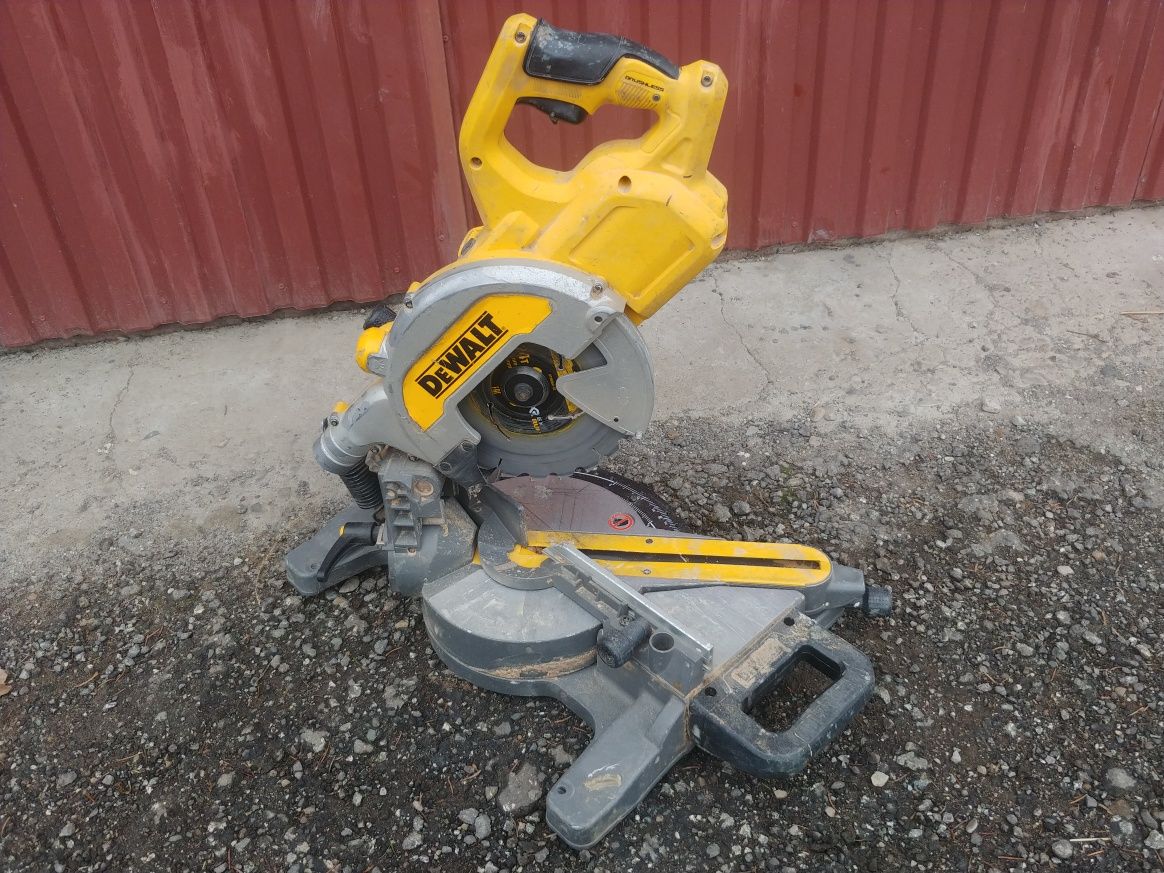 Ukośnica dewalt dcs777