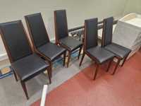 Drewniany stół plus pięć krzeseł