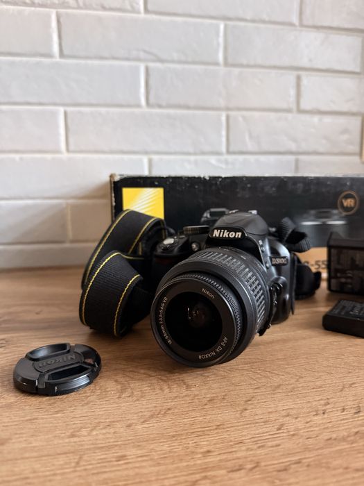 Nikon D3100 з обʼєктивом