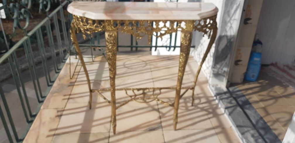 Mesa em talha dourada