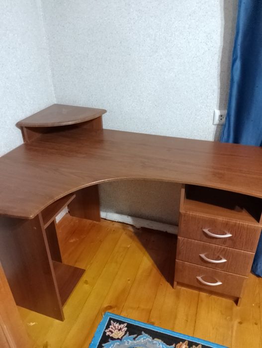 Комп'ютерний стіл