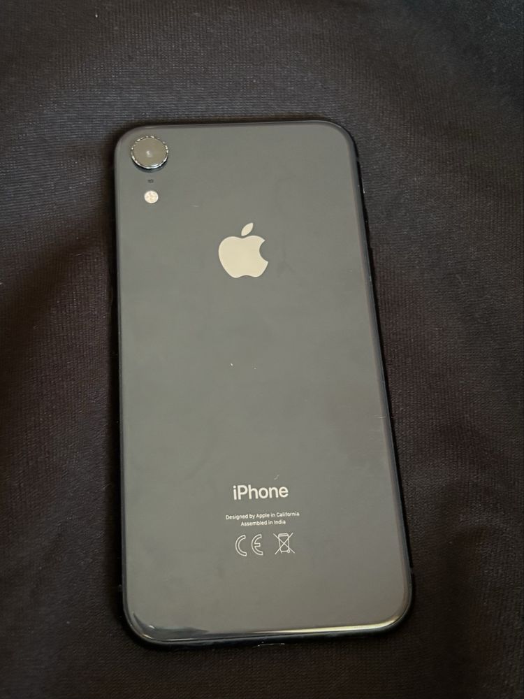 iPhone XR com caixa, cabo e capas
