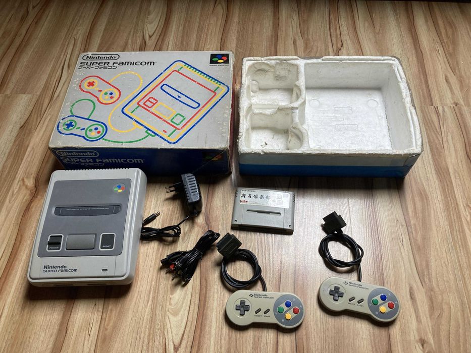 Nintendo Super Famicom (SNES) w pudełku