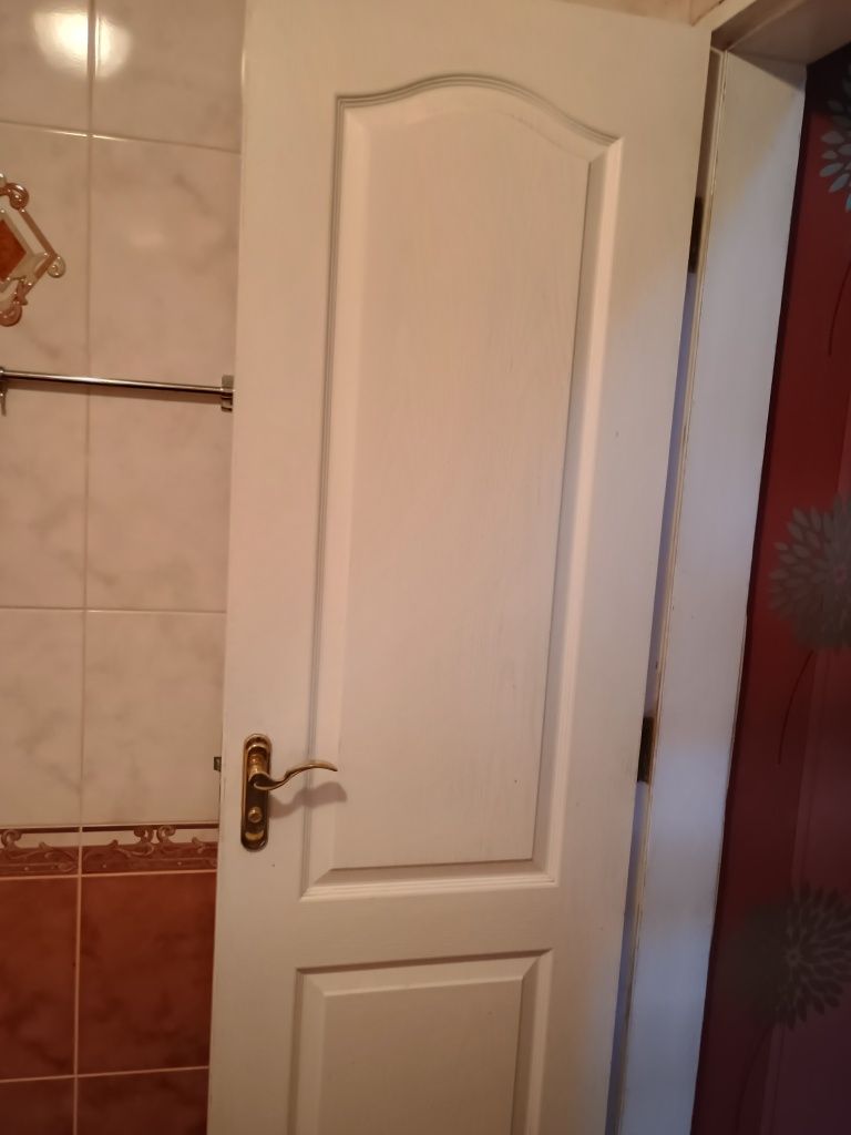 Двері білі з коробкою у ванну кімнату