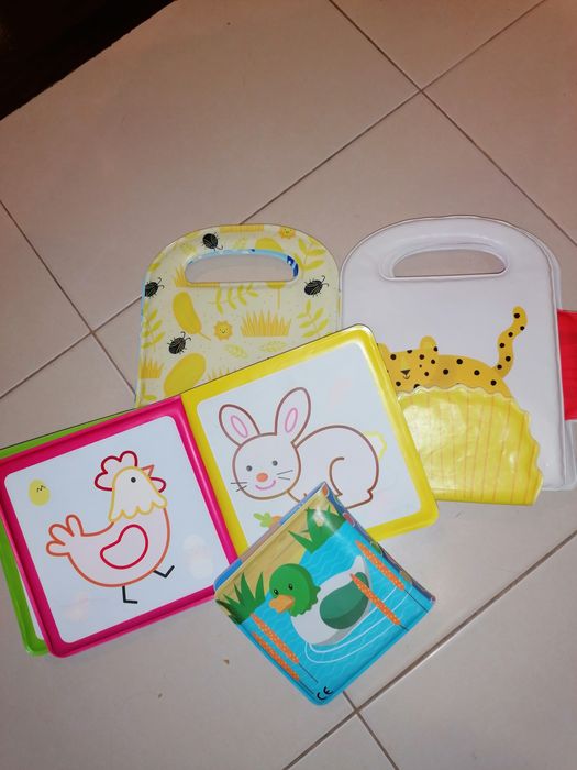 Livros infantis e brinquedos  para o banho
