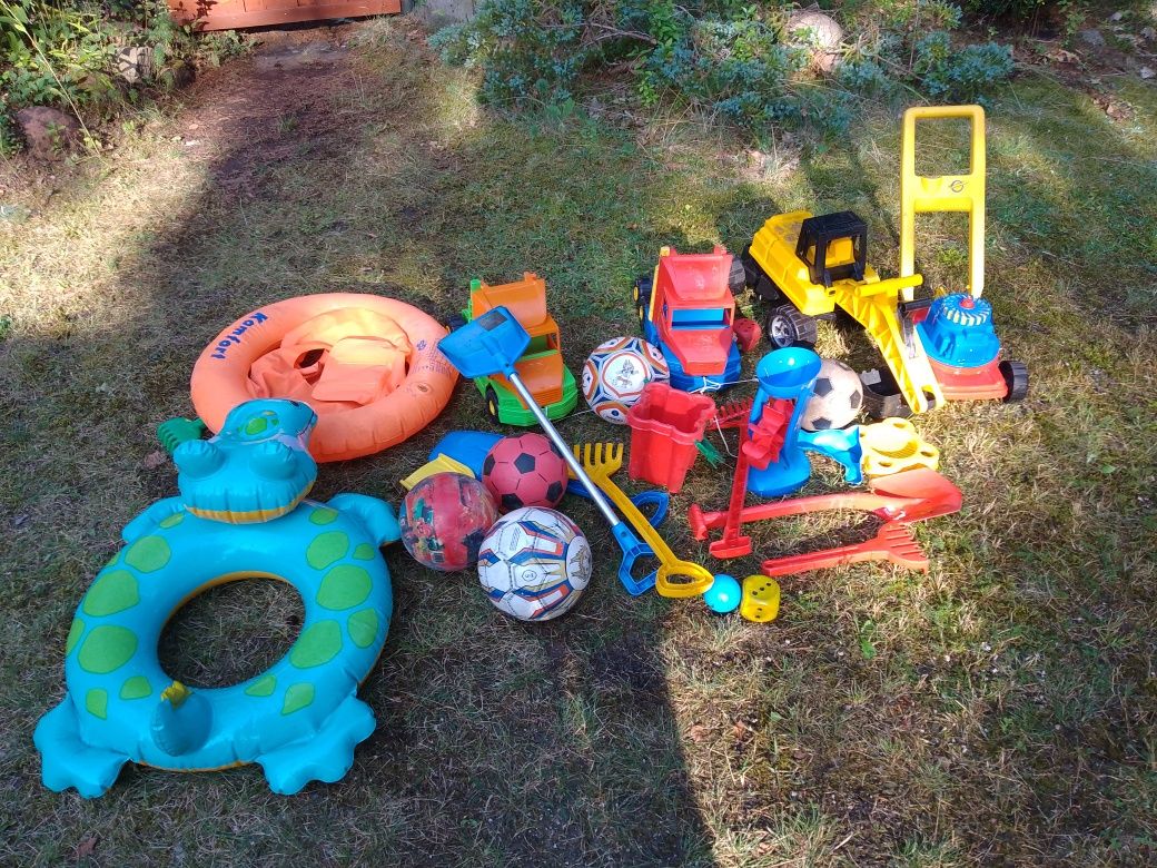 Zabawki dla dzieci, koparka, piłki, kosiarka zabawkowa