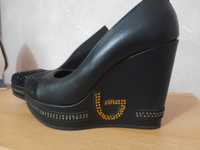 Продажа чёрные кожаные туфли на платформе новые 37 размер Италия
