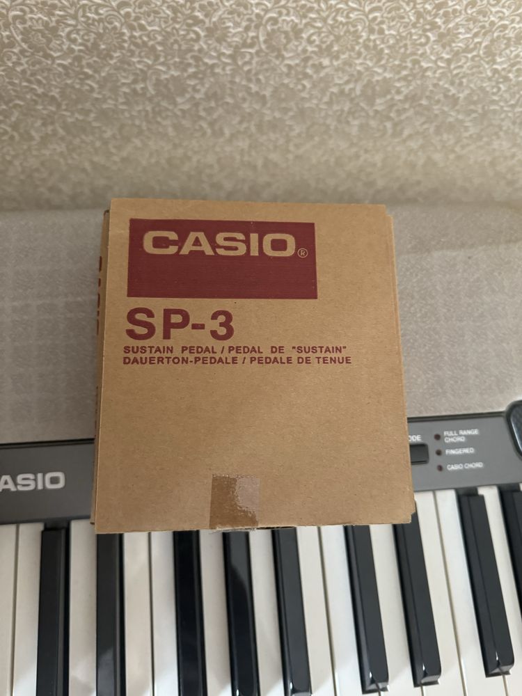 Синтезатор , цифрове піаніно casio