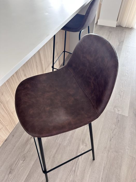 Cadeiras altas em pele castanha