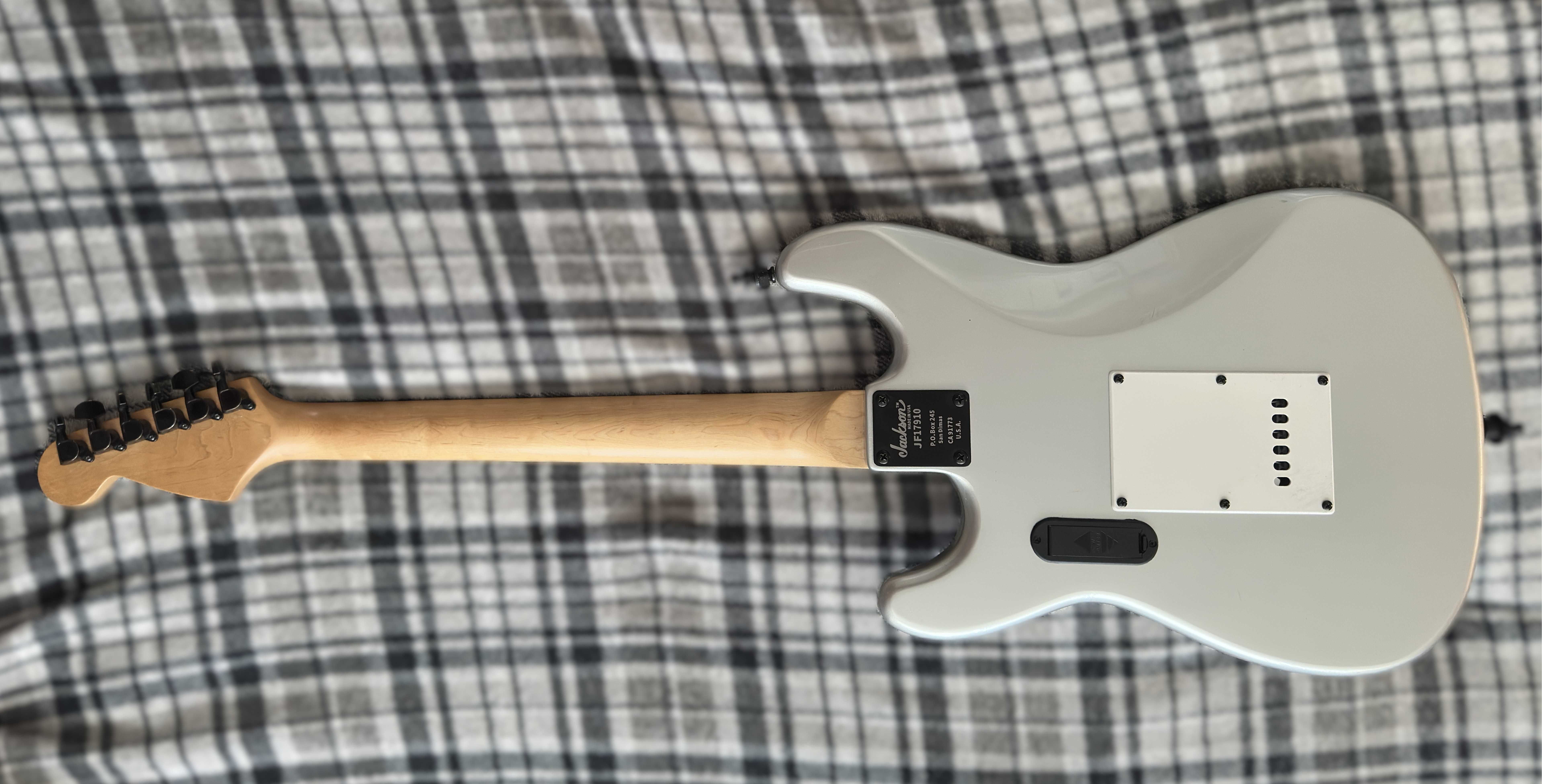 Jackson JS Silver Strat Emg H-H Dinky + Wzmacniacz