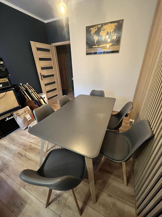 Szary stół i krzesła do salonu Agata Meble