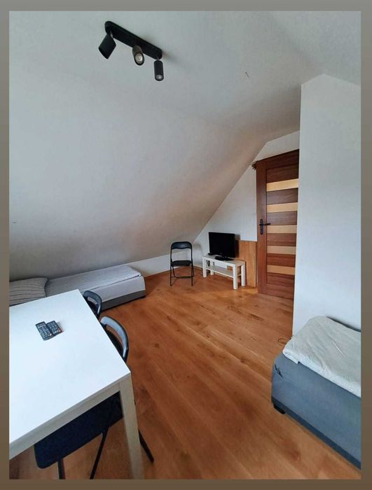 Niezależny dom  kwatery noclegi dla firm plac na sprzęt parking 7 osób