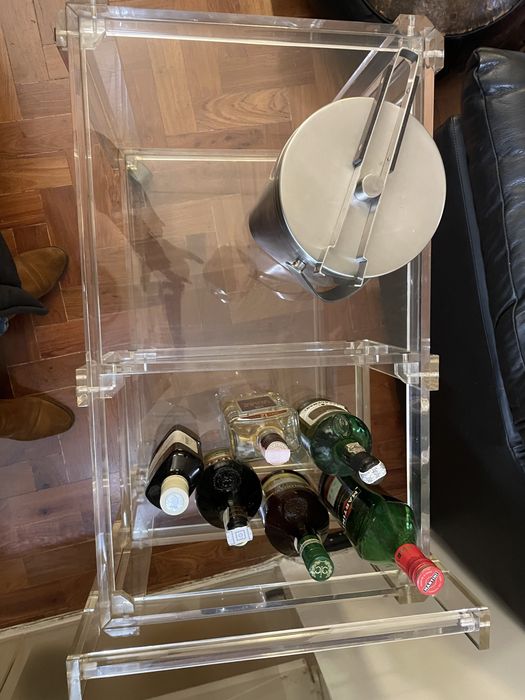 Carrinho de bebidas em acrilico
