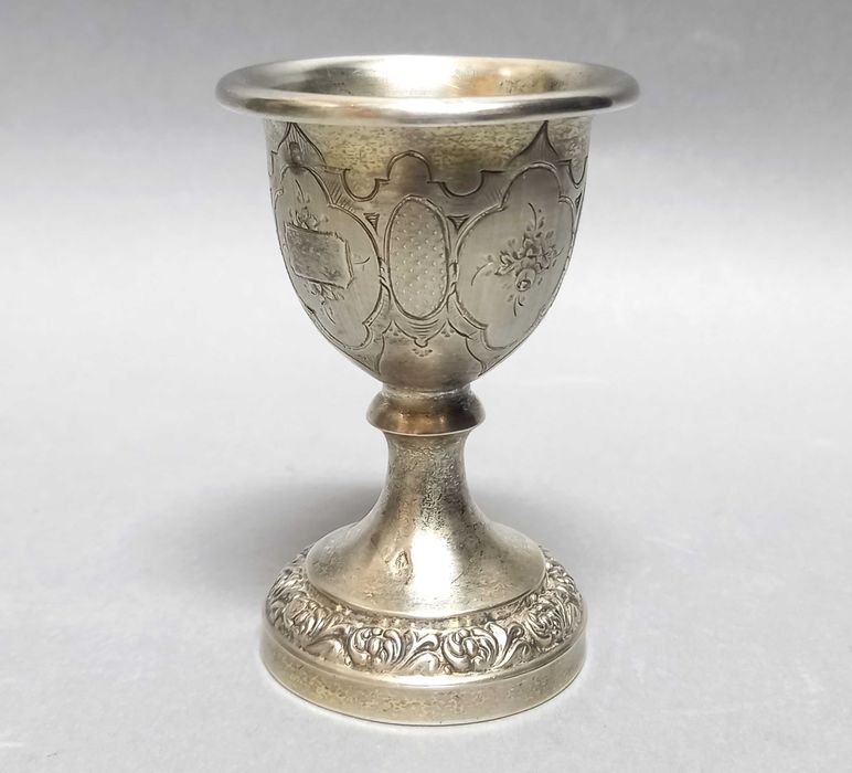 XIX wieczny giloszowany srebrny kieliszek na jajko, Francja