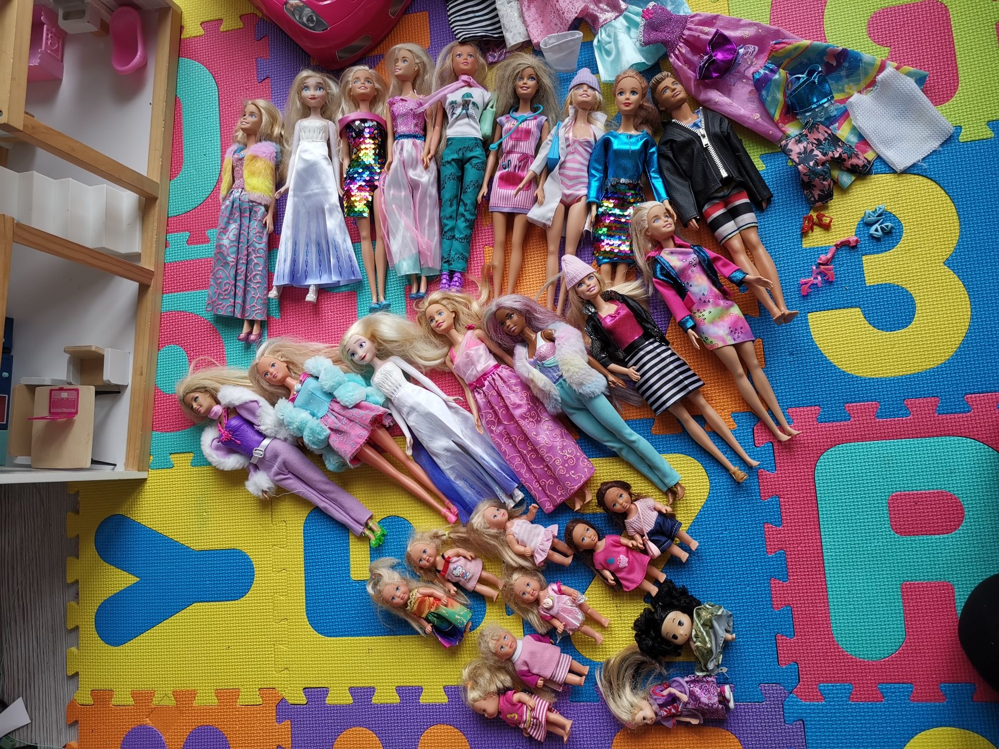 Drewniany domek dla lalek z mebelkami, 14 Barbie 2 Keny, Auto i Szafa