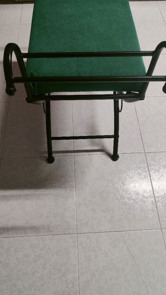 Banco forrado a verde
