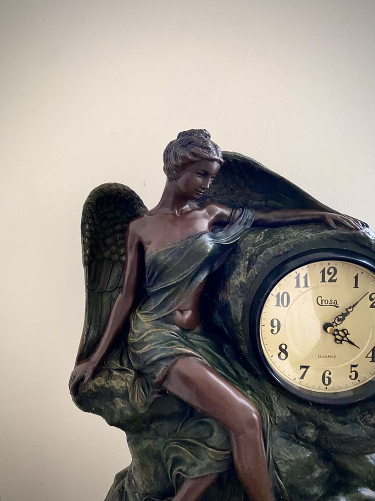 Estátua clássica com relógio em marfinite