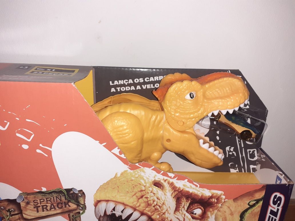 Pista de carro com dinossauro. Zoko