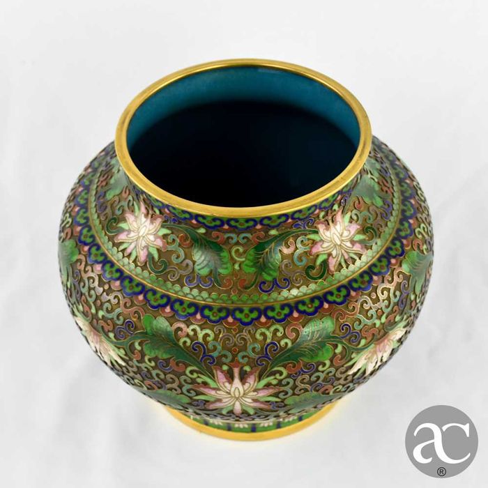 Pote com tampa em Cloisonné em relevo, finais séc. XIX