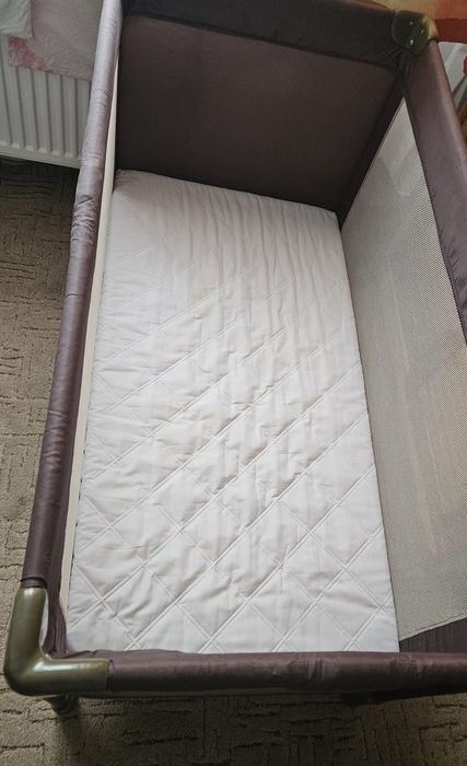 Łóżeczko turystyczne z materacem i pościelą