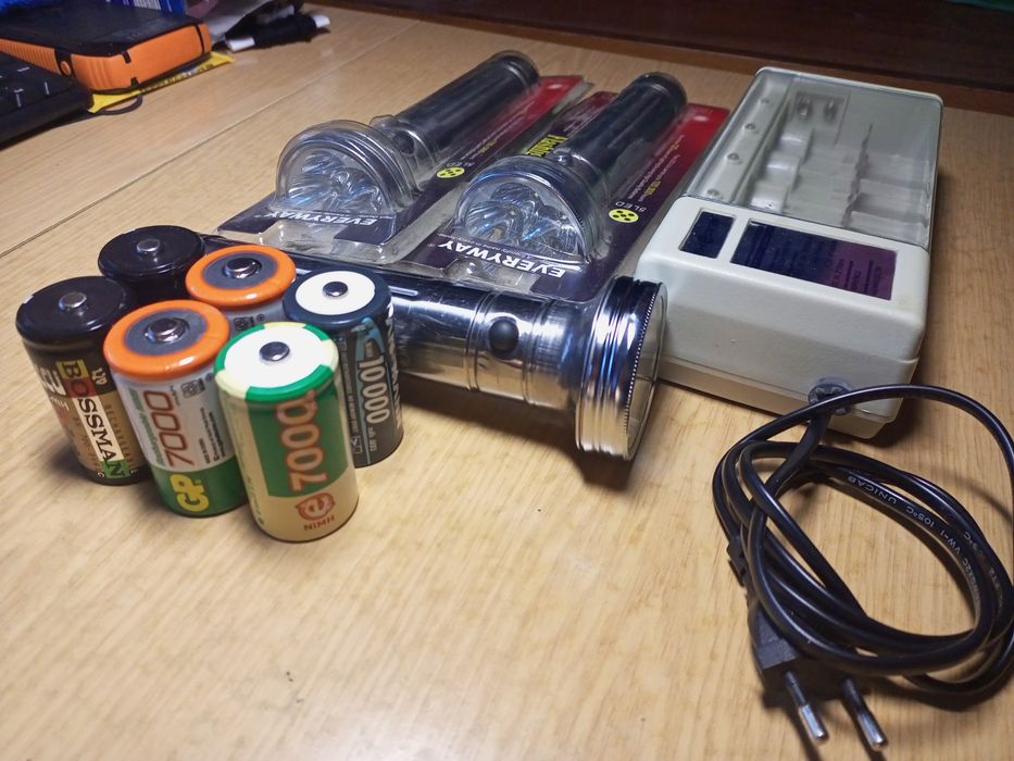 Фонарик, аккумулятор, зарядное.