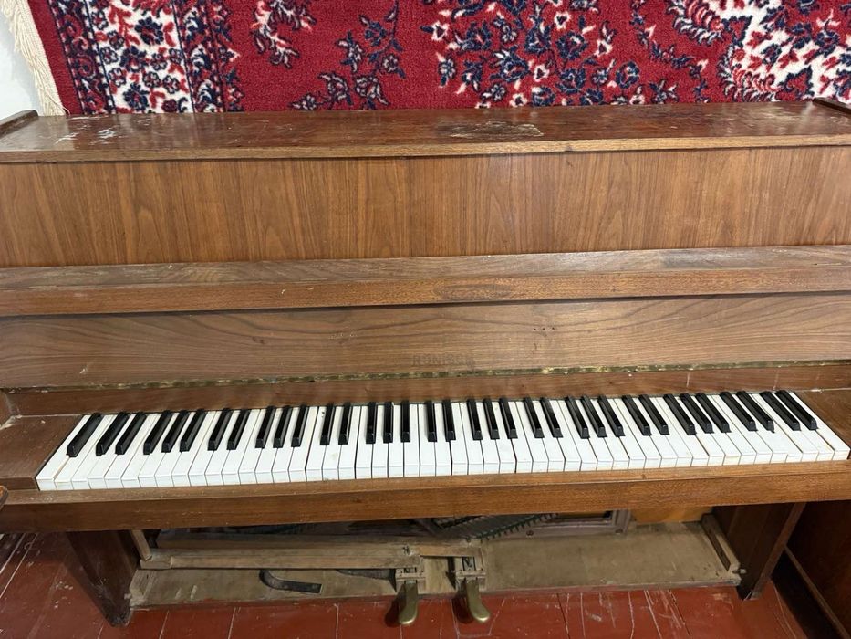 Німецьке піаніно ronisch, потребує часткового ремонту. Самовивіз .