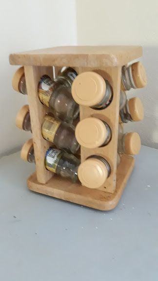 Dispensador de especiarias em madeira
