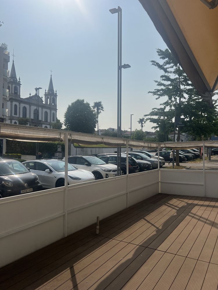 Estabelecimento na Avenida da Republica em Paredes