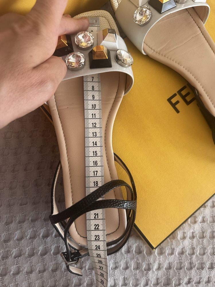 Босоніжки Fendi сандаліі
