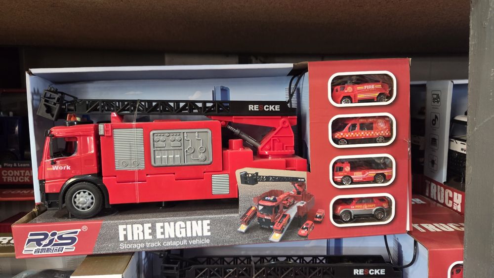 Пожежна машина трансформер, Пожежна машина з водяною помпою стріляє во