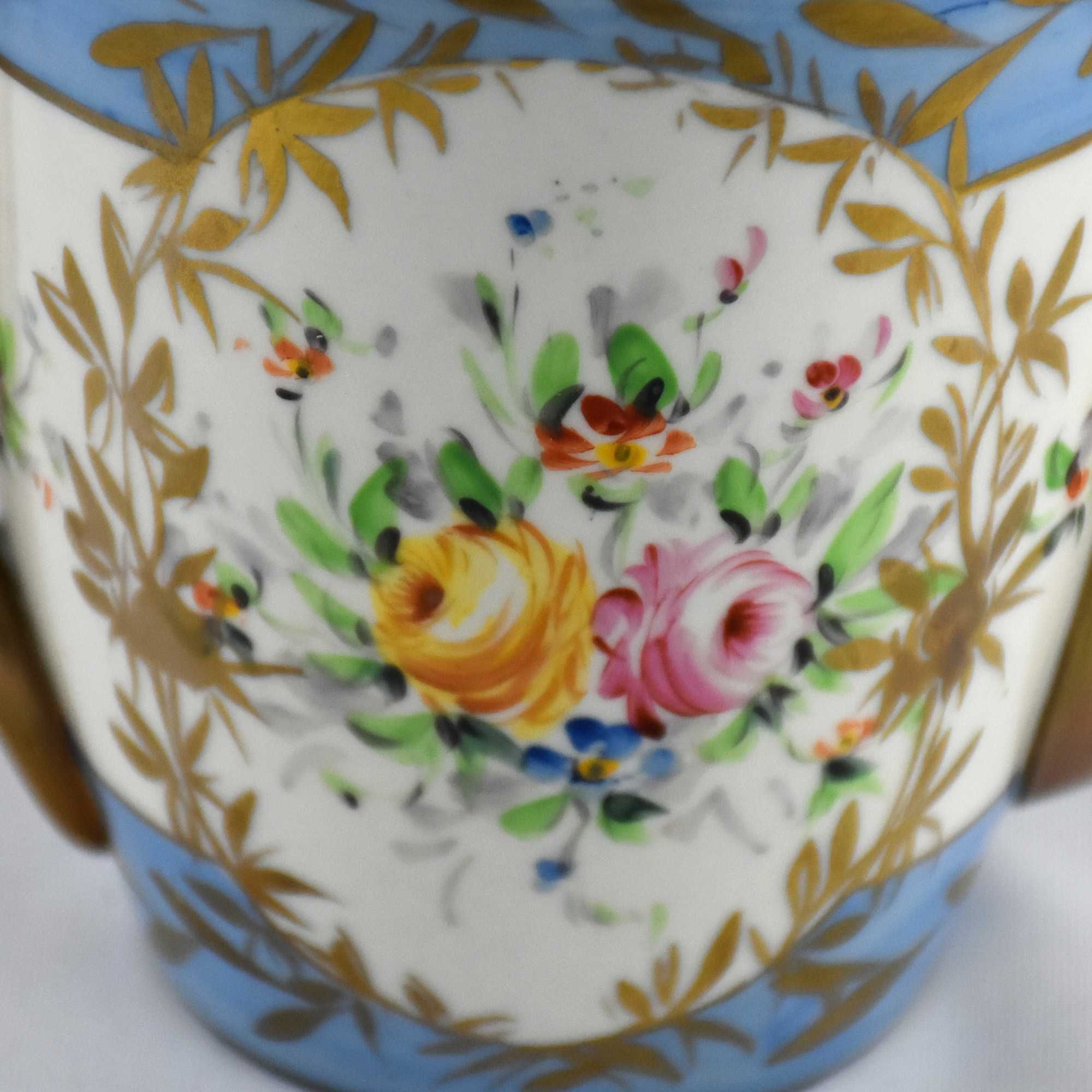 Bule porcelana Artibus, com flores pintado à mão, bico e asa a ouro