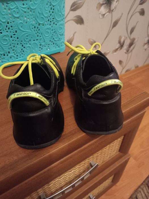 Продам женские кроссовки натуральная кожа