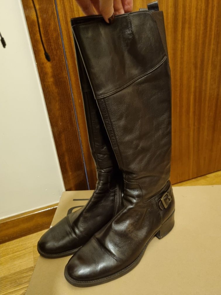 Botas em Pele Castanho